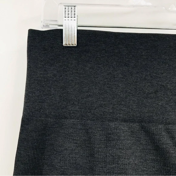 Lululemon Mid Rise Seamless Crop Leggings - Picture 2 of 5